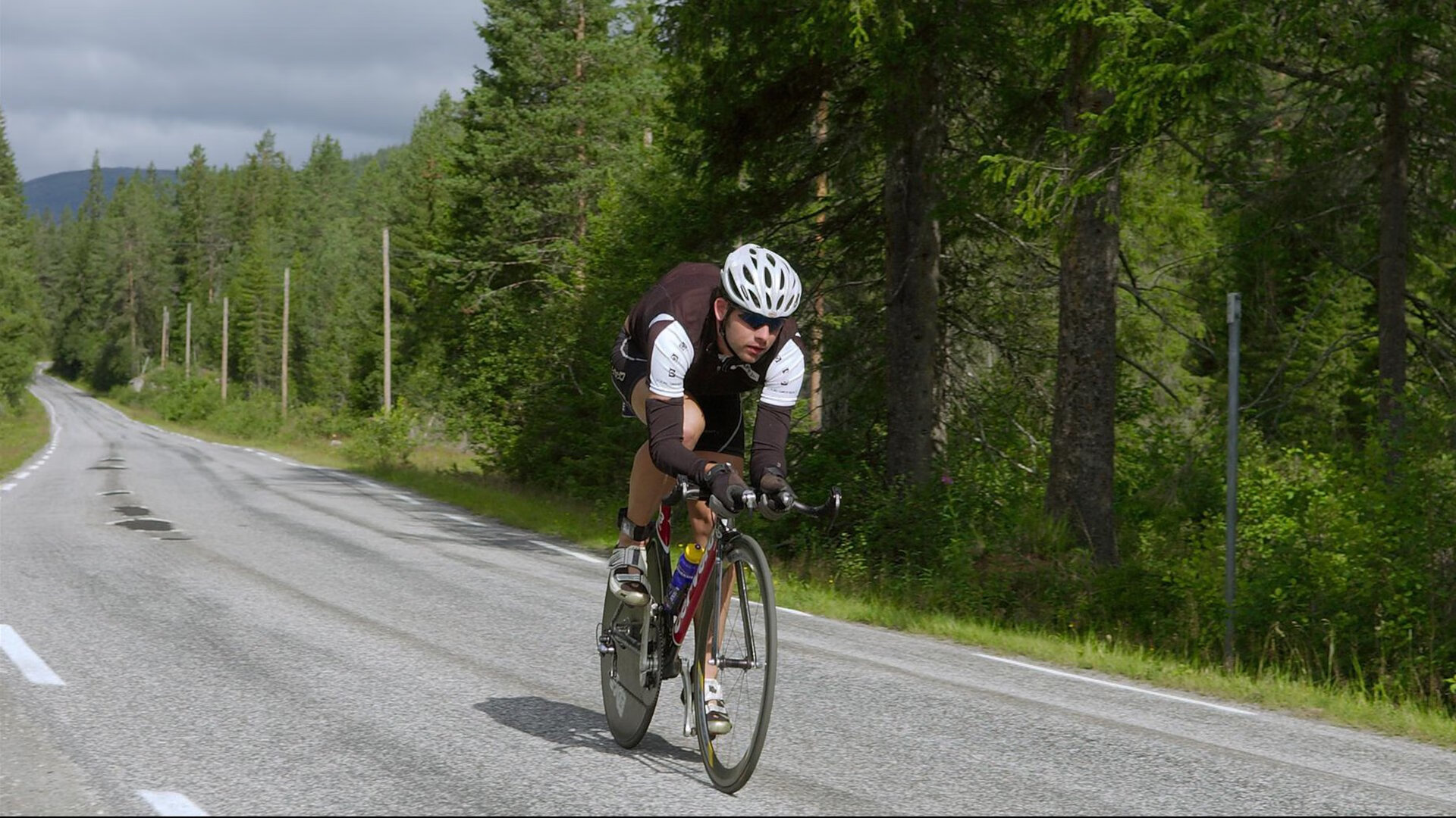 “豪车狂飙:性能与速度的完美展现”,狂飙车行